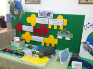 عرض ابداعات ومجسمات الطلاب بموضوع العلوم والتكنولوجيا في مدرسة الثانوية الشاملة